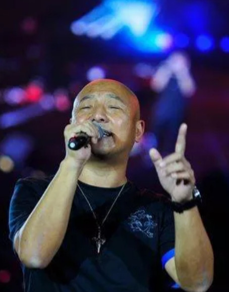 2014年，吴京把周晓鸥忽悠到《战狼》剧组，美其名曰有重头戏，结果他把发小3天炸