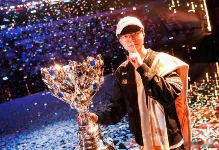 Faker更新社媒：与奖杯的合影⭐️⭐️⭐️⭐️⭐️⭐️👍吓哭了已经，而且这时