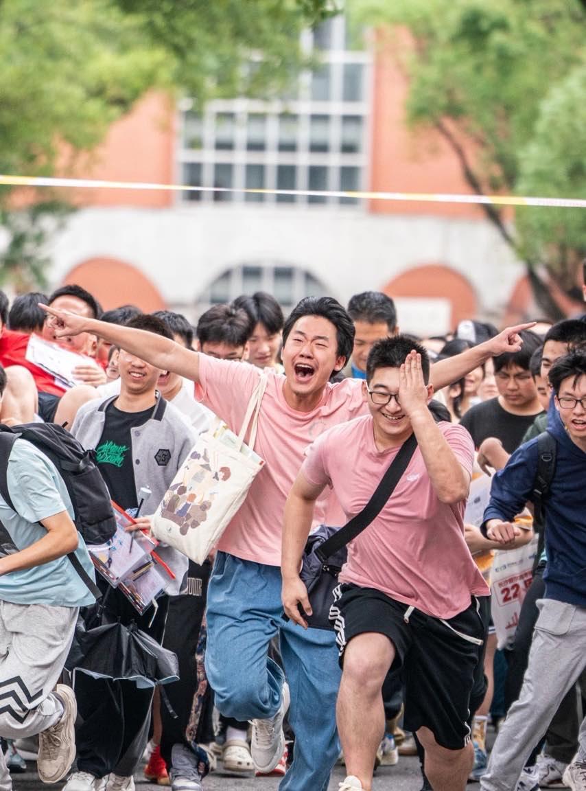 高考成绩陆续出炉，有两个现象让家长又惊又喜！一个现象，现在的孩子高考成绩出来，