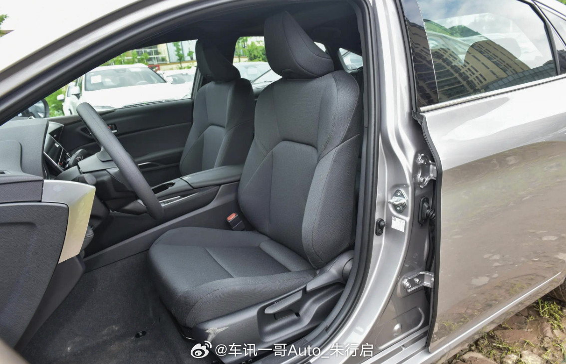 2026款丰田亚洲龙星耀版上市，新车的前格栅、轮辋、门把手都采用黑色涂装，整体具