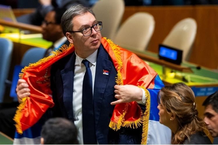 欧洲就应该被美国抛弃，就应该被俄罗斯按在地上摩擦，欧洲的许多国家太令人愤慨了，肢