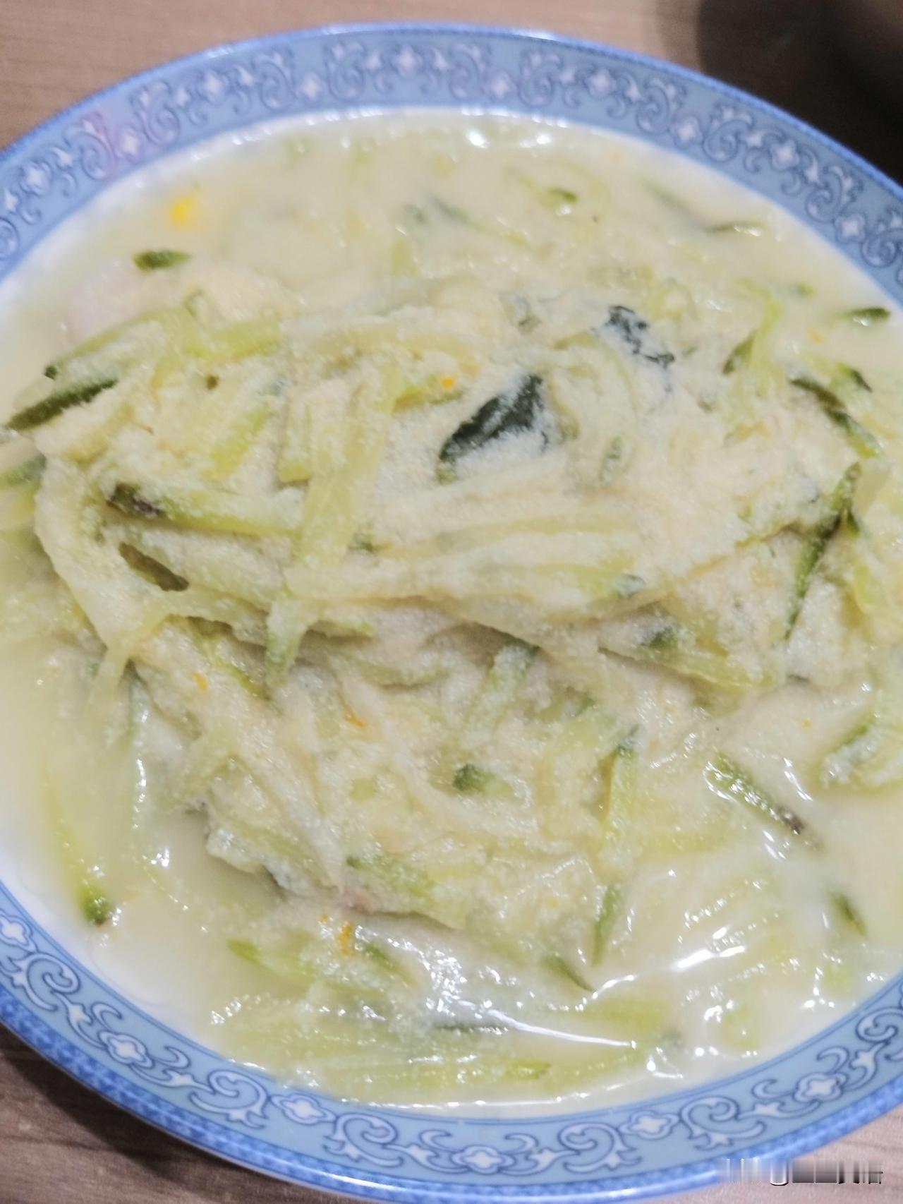 今天，做了豆沫萝卜丝。小时候，冬天早晨，我妈就做一大锅，萝卜丝，豆苗，还有红