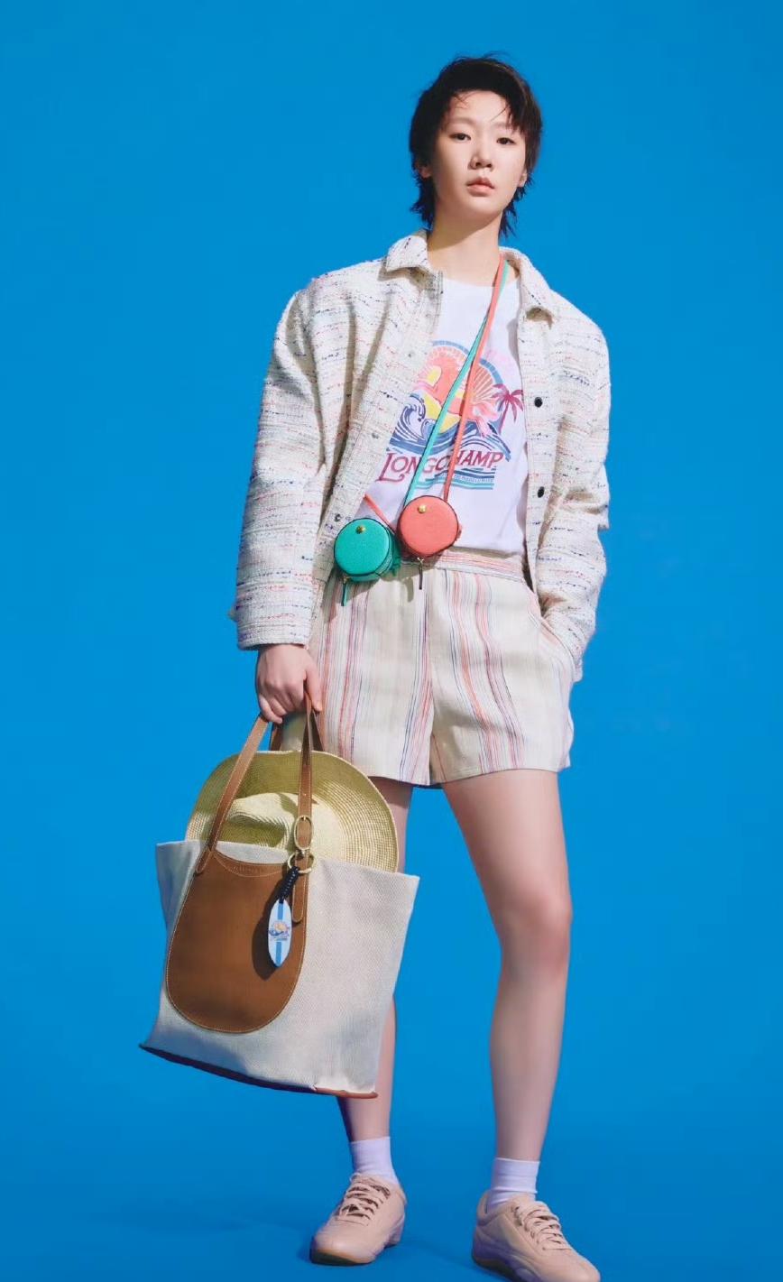 王曼昱身穿代言奢牌的春夏新款全身照！马卡龙色系搭配曼昱少有的露出额头的凌乱发型