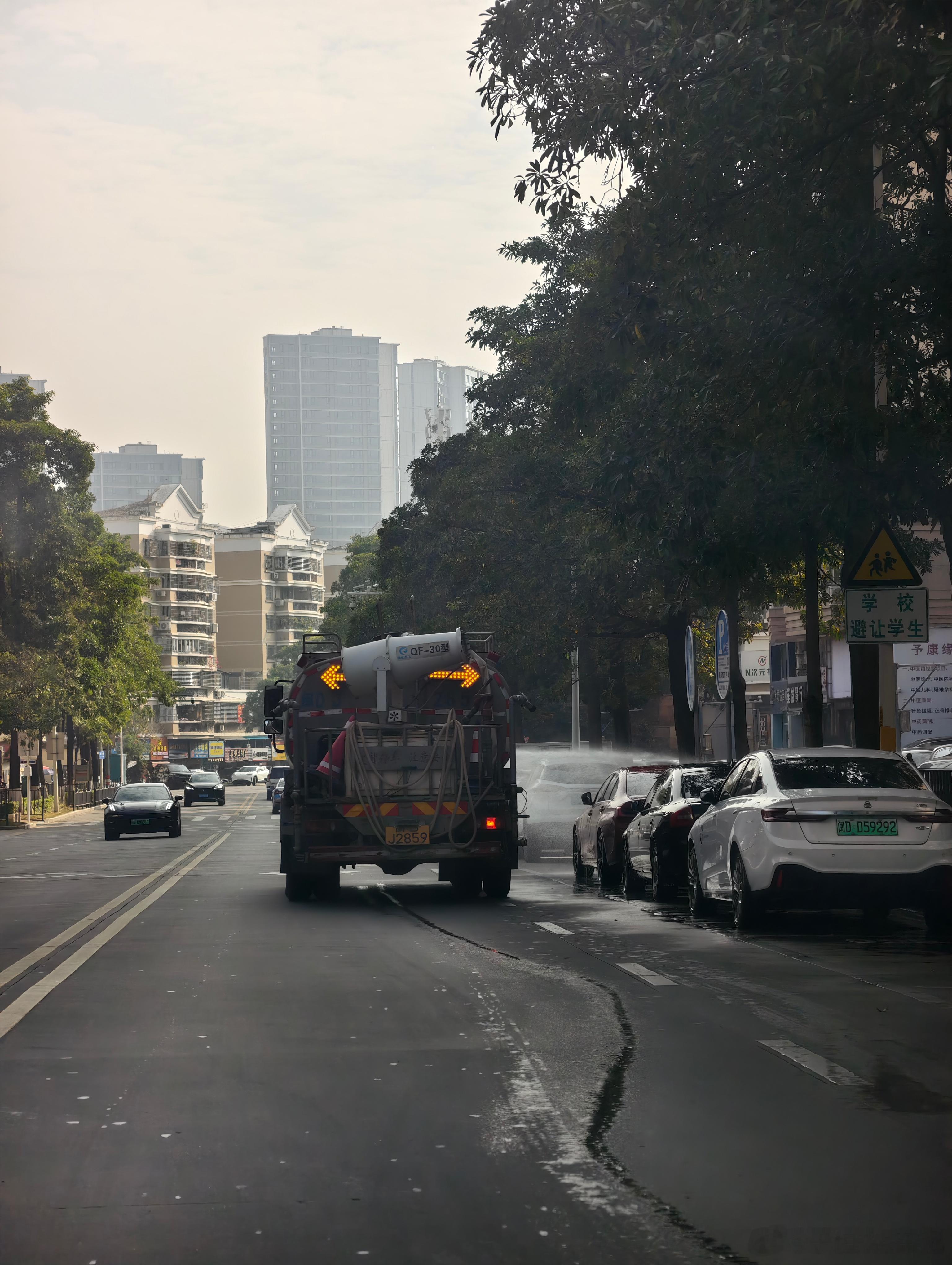 车主们一觉醒来车都洗好了