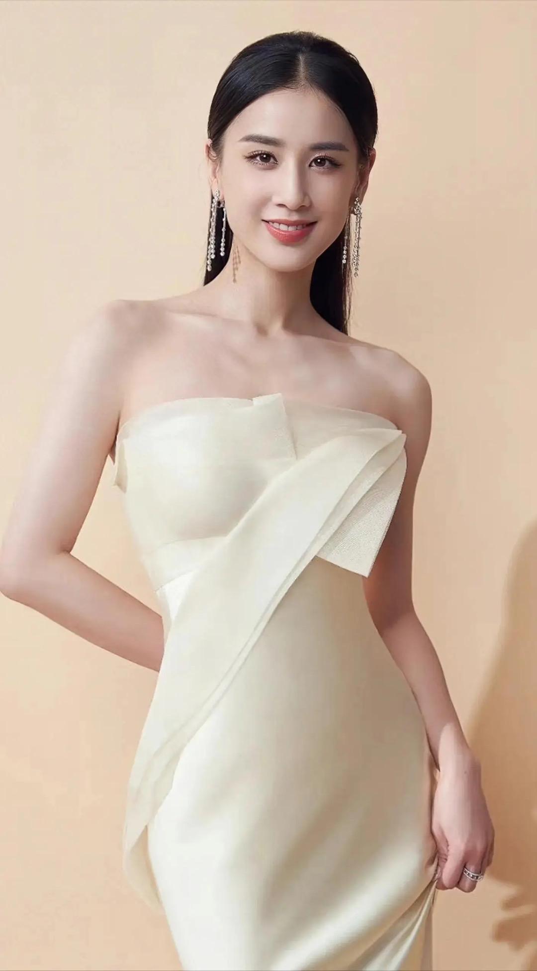 黄圣依的天可真塌了，离婚还不到俩月呢，前夫杨子居然把前妻和女儿都聚到一块，还跟前