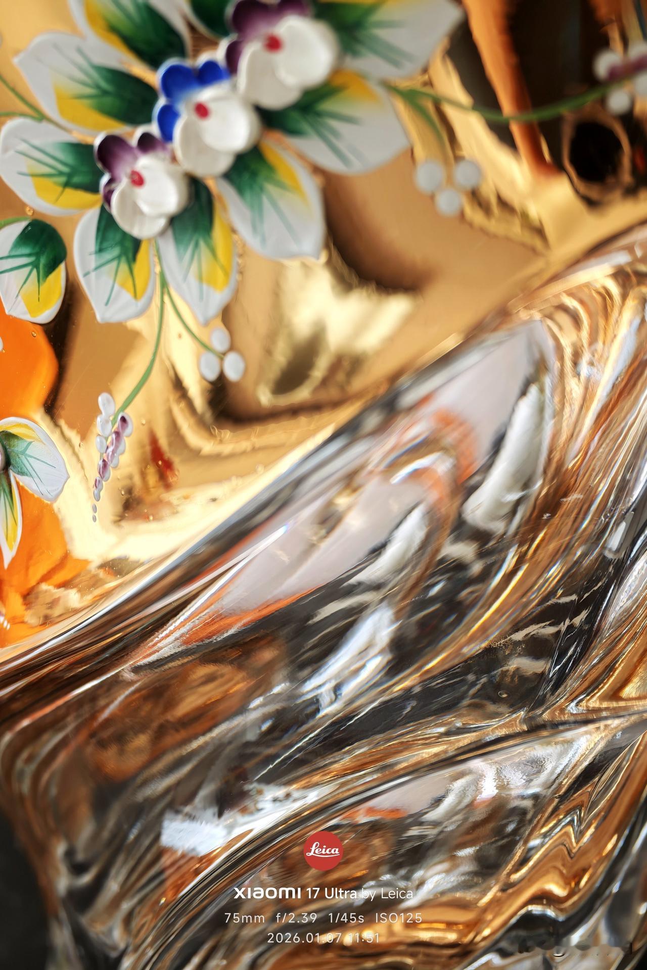 徕卡版的2亿像素功能主要体现在其徕卡2亿像素光学变焦长焦镜头上，覆盖75-100