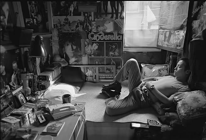 图为1993年，窦唯在北京的家里留影。不愧是摇滚青年。