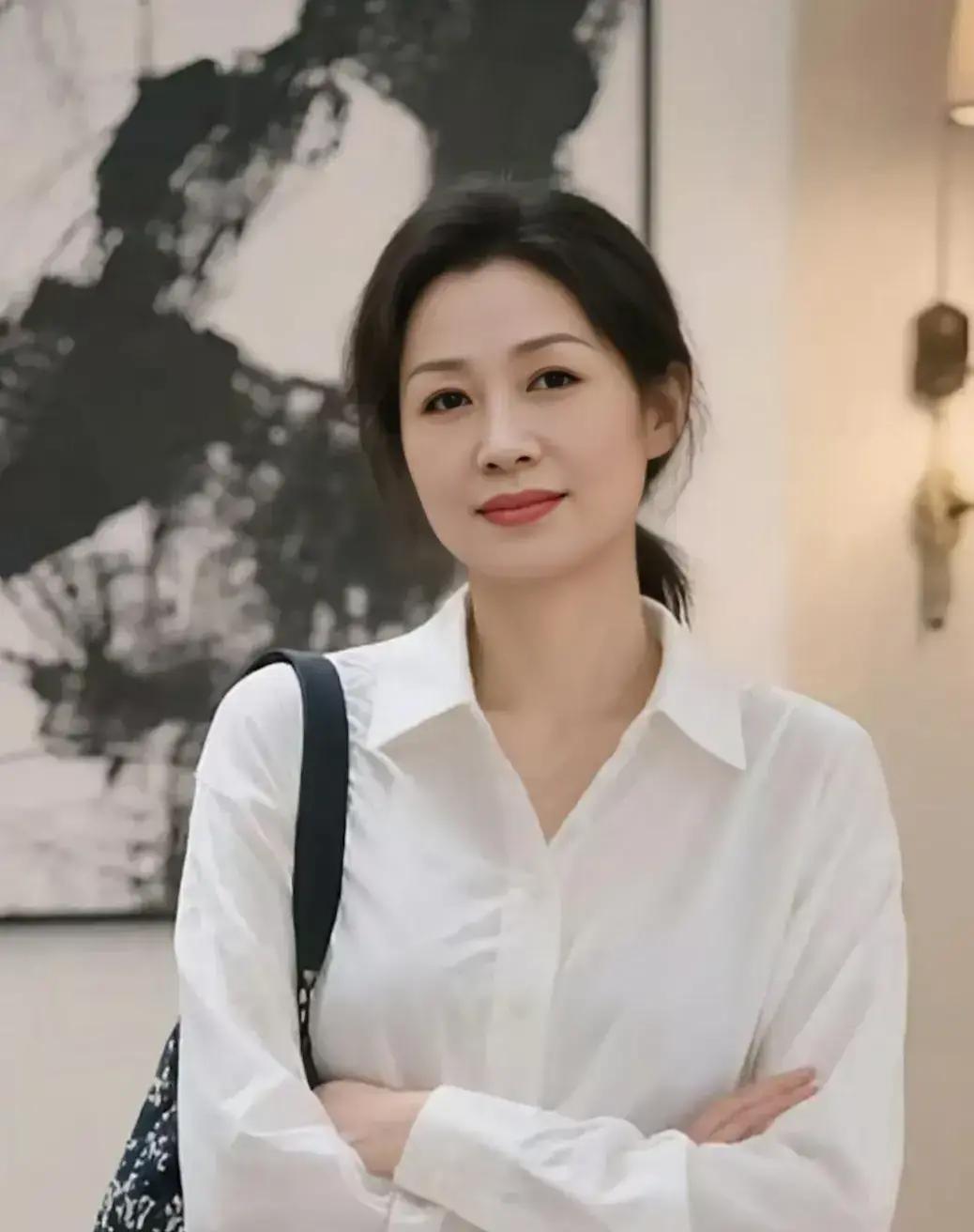 49岁大姐被亲戚围着劝别再挑了，她一句“我不急”把全场噎住。原来她离婚十年，