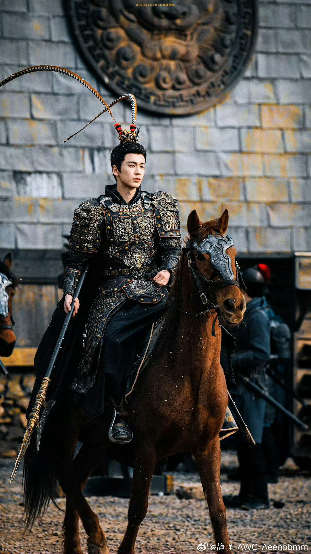 央视新闻夸了张凌赫雉鸡领造型张凌赫这个雉鸡领造型真的太绝了，央视都夸！和小田的C