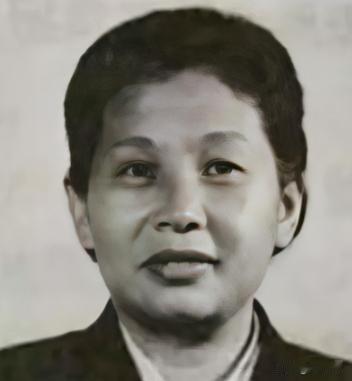 1939年一天的夜晚，女战士徐敏正要去如厕，突然被一壮汉从背后抱到了床榻上，对方