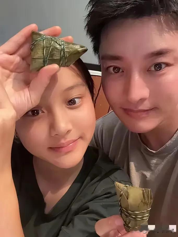 贾乃亮晒出和女儿甜馨花式炫粽子的合照，没想到是李小璐同款，这男人的爱依旧很拿得出