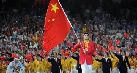 2008年奥运会开幕式上，姚明高举红旗走在人群正前方。突然，张艺谋脸色大变，冲着