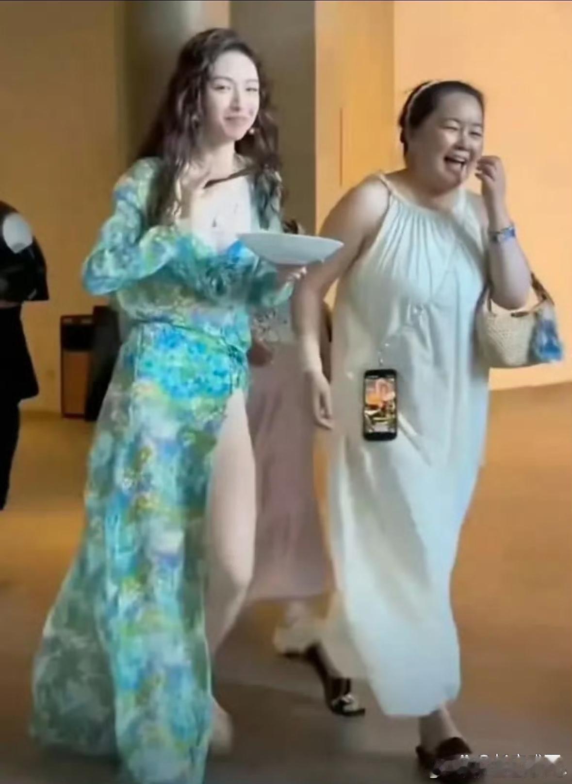 钟楚曦这拖鞋炫得……我居然无法反驳不愧是女神就是好看​​​