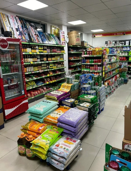 小区东门超市转让，转让费15万，我蹲点观察了几天发现每天的人流量挺大，于是就和媳