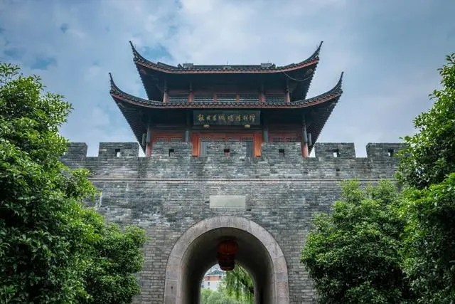 南宋为什么定都杭州 说到南宋，不得不提的便是宋朝空前发达的经济，承前启后的文