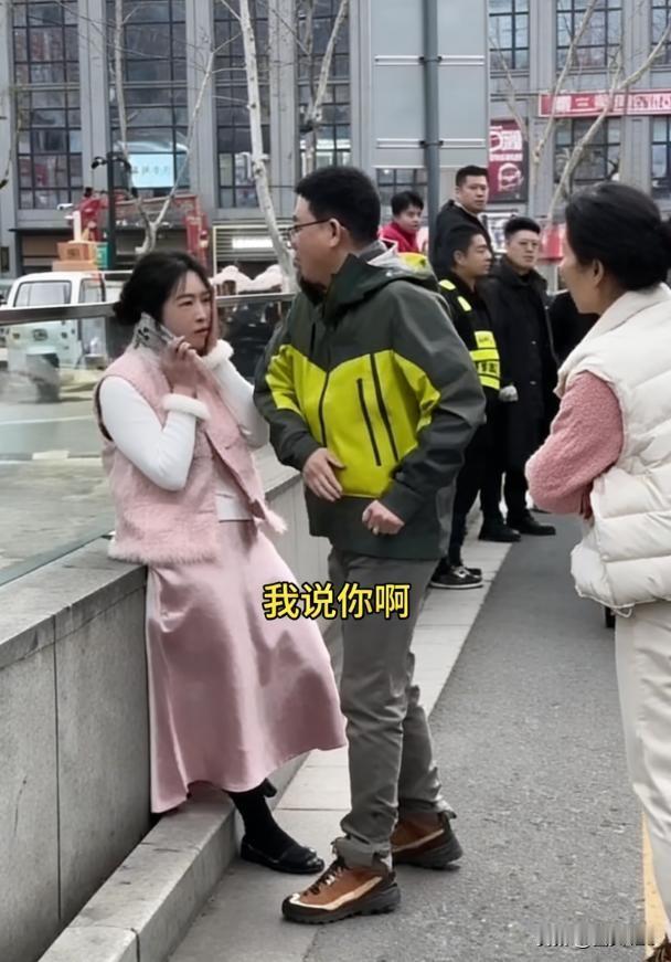 男子终归没忍住，一耳光换来了3万元赔偿！女司机撒泼耍赖，边打电话边指着男司