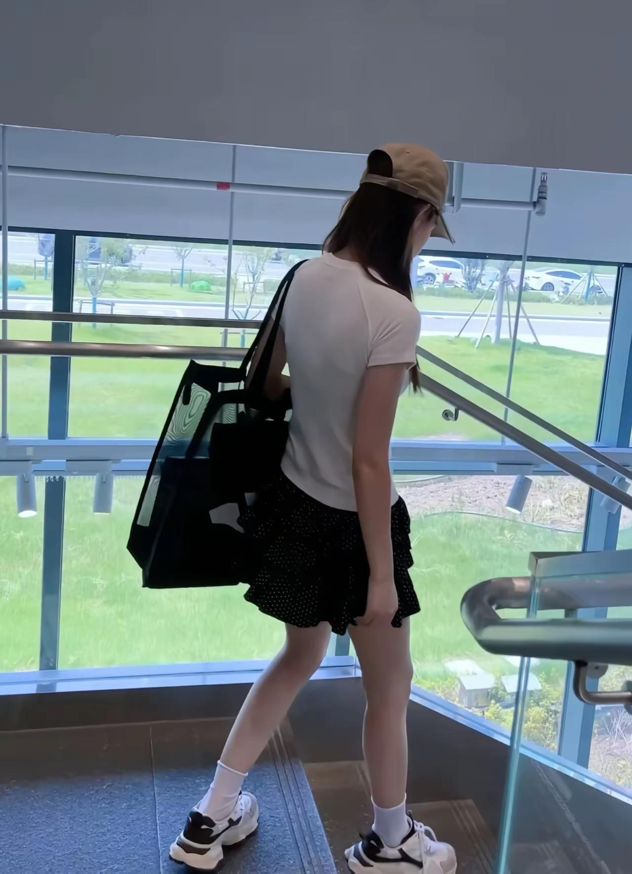 绿树阴中见，红妆影里行。