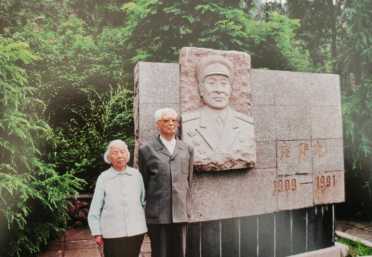 后来张震前去祭扫钟期光墓地，看到碑文之后有感而发。他提出，应当把钟期光夫人凌奔的