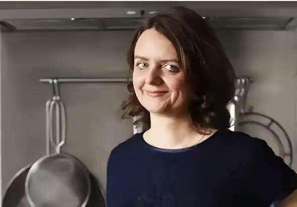 1994年，一个英国姑娘坐在成都的小馆子里，对着一碗白米饭发呆。她刚刚吃了一口鱼