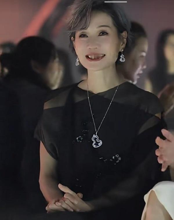 最近叶童在出席时尚华服奖的时候穿的很有意蕴，还有种飘逸洒脱之美。叶童里面穿着