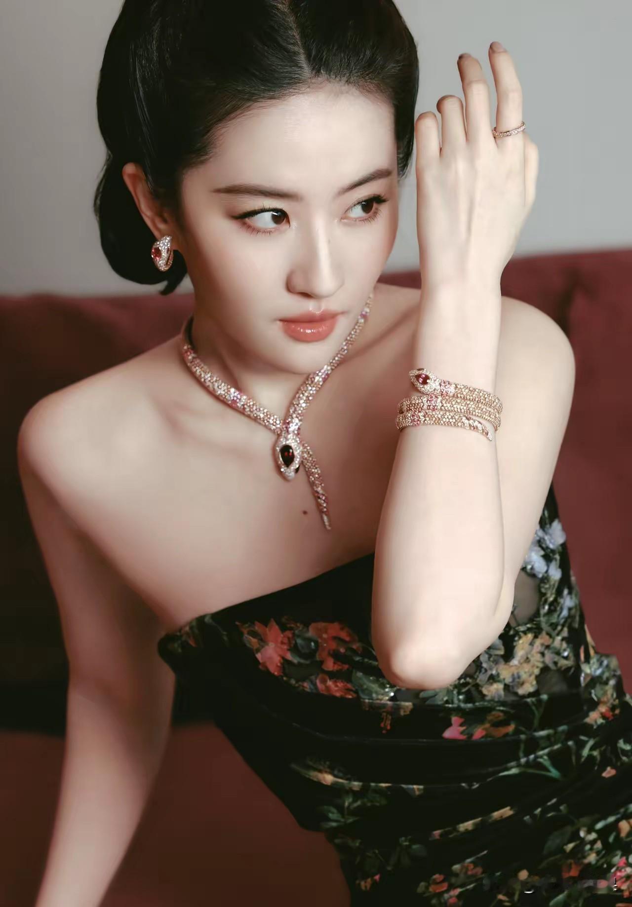 明星裁照片这个事不算是新闻了吧？怎么刘亦菲又被拉出来游街了？当年章子怡不就是