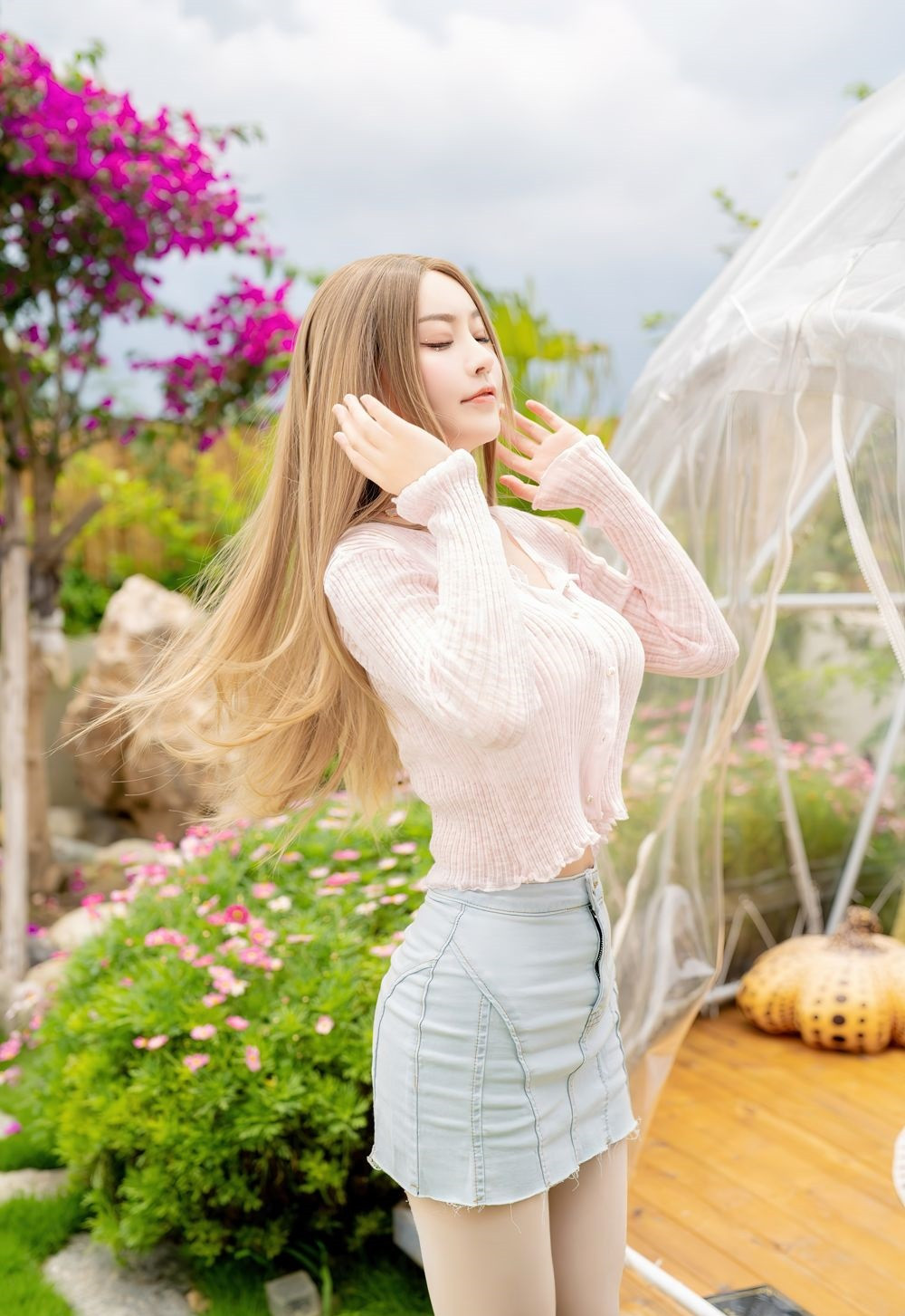 淡粉色的针织开衫搭配浅白色的牛仔裙，清新又不失甜美的搭配，怎么看都好看，无论是日