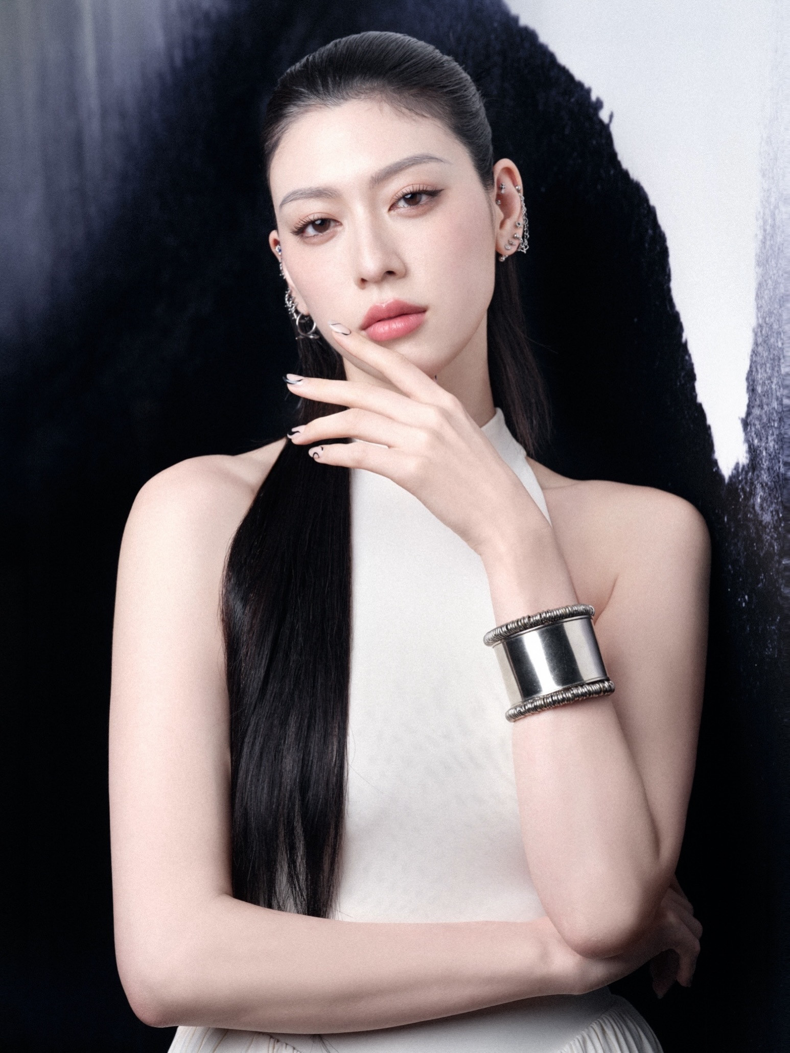 三吉彩花近期活动look