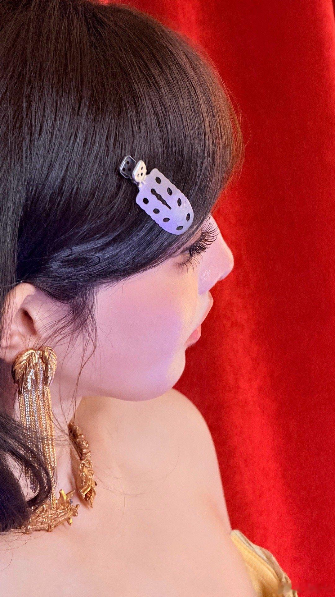 彭小苒拍照忘把夹子取下来了彭小苒拍照忘摘夹子也太真实了！认真营业却被小夹子暴露