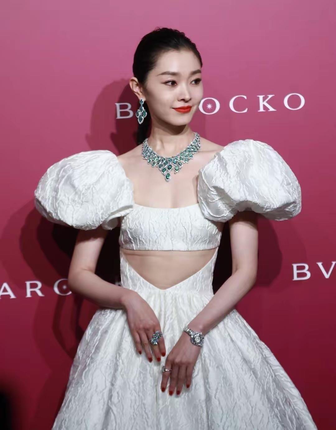 宋轶并非传统意义上的大美女，不过胜在“一白遮百丑”，只是她的衣品着实欠佳。实际