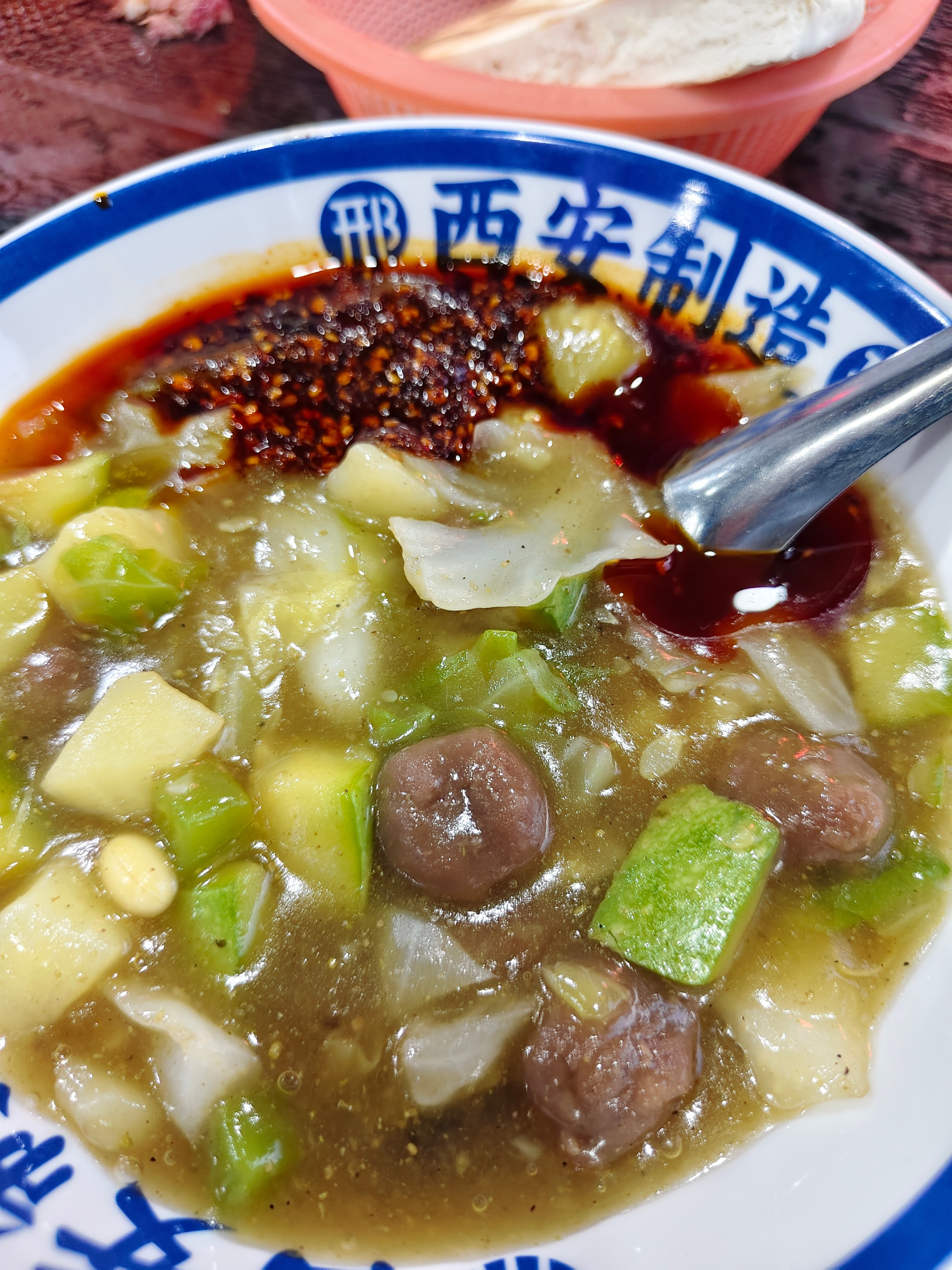 娃也是吃上了心心念念的胡辣汤了。今天腊牛肉夹馍也安排一个父女俩一人一半