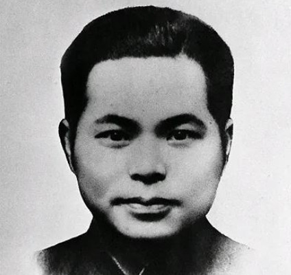 1946年，国军少将趁着夜色，闯进了一个地下党员家里，他用枪顶着地下党员的脑袋，