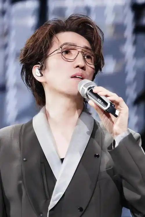 一位情感专家说：“男人明目张胆地好色，女人不声不响地好色。女人偷偷心动、暗自惦念