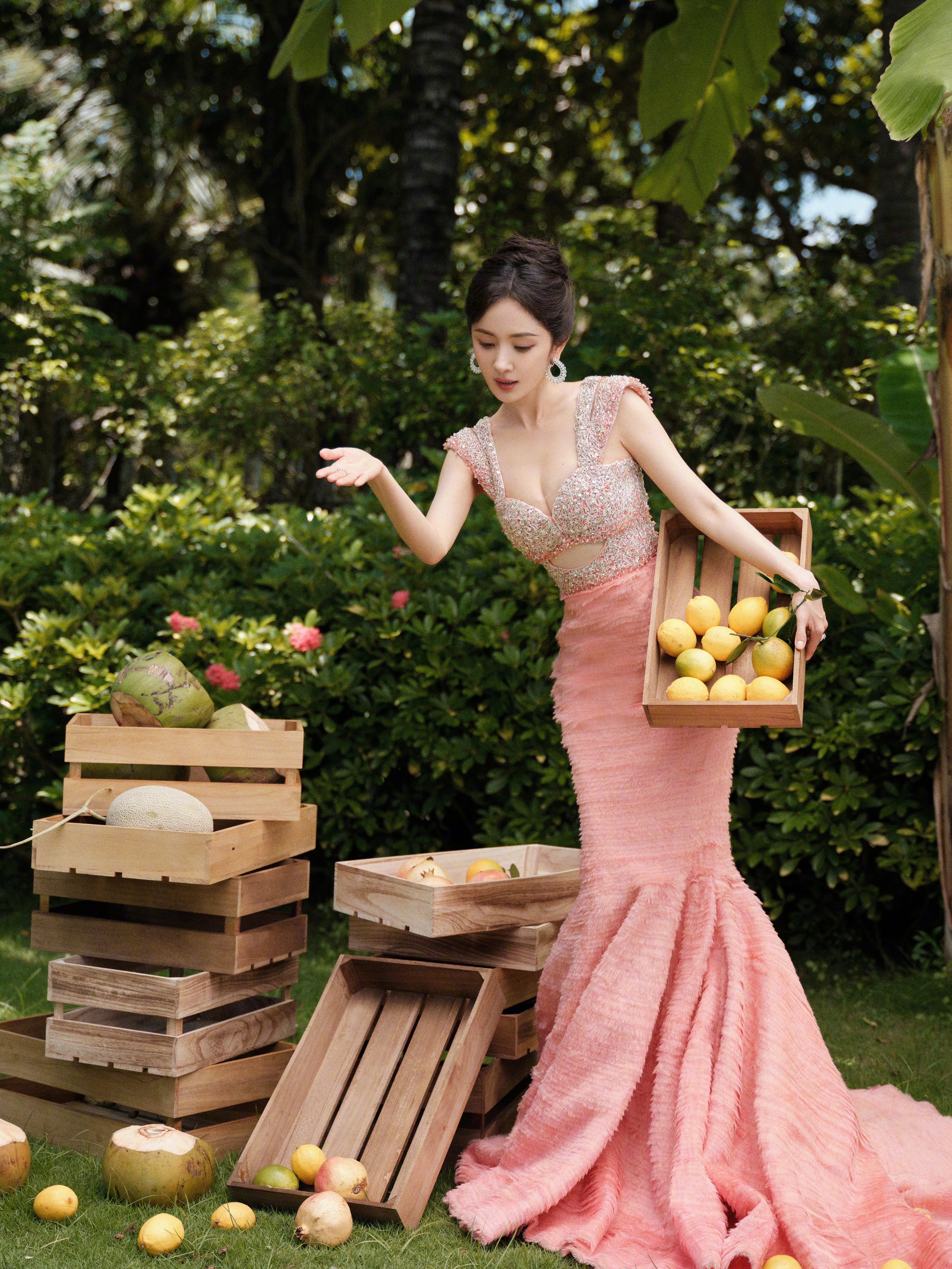 杨幂ym杨幂生万物粉钻流溢星芒，恍若银河倾泻成梦霓彩轻染眉际，恰似蜜果暗