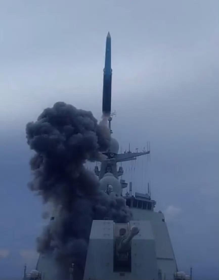 冷、热发射的对比场景：052D冷发射鹰击20，主打远洋反舰猎杀；日本鸟海号热发射