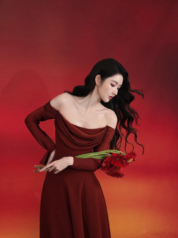 王玉雯这么红那么美王玉雯红得醉人美得俏皮！一身红装似灵动精灵，活力又可爱！