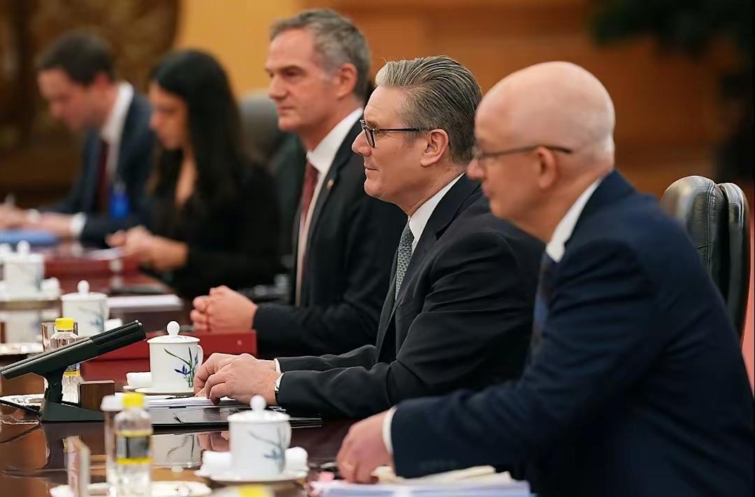 英国外长缺席访华：生意要做，顾虑未消英国首相斯塔默访华，六十多人的代表团里