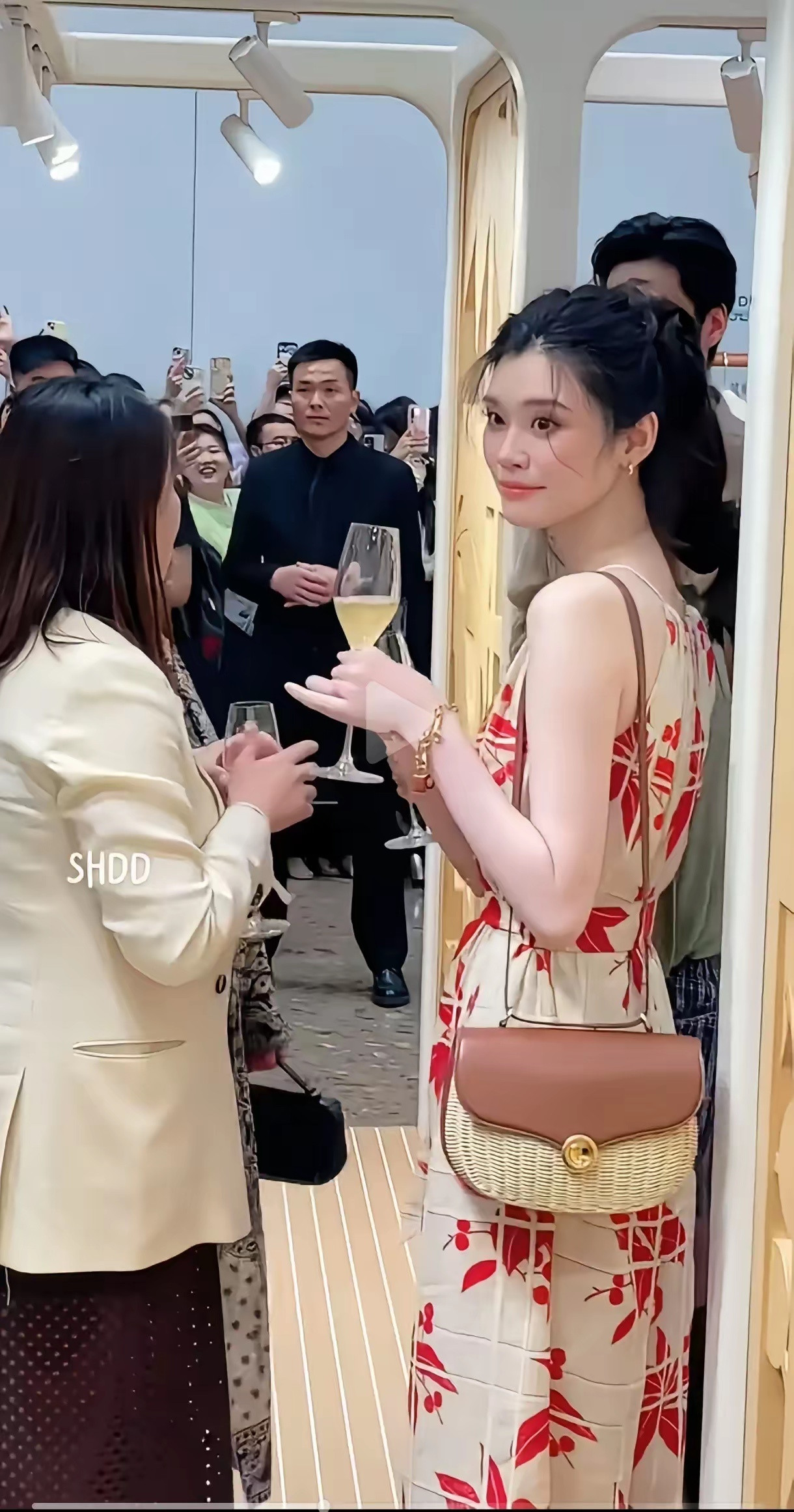 奚梦瑶皮肤白的发光，身材太好了，肤白貌美大长腿，她结婚后也越来越好看了。