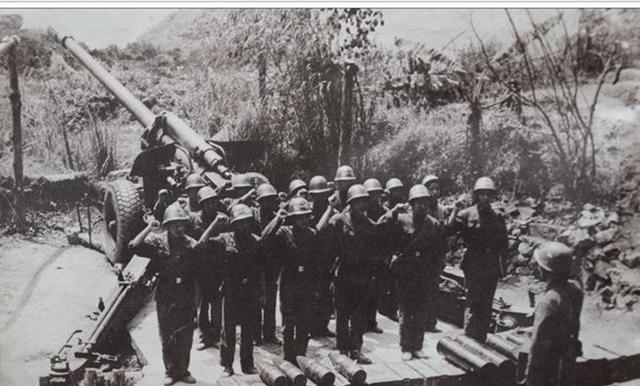 1986年，秦天被派去越南参加老山轮战。可是，在建指挥所时，他却一反常态，把指挥