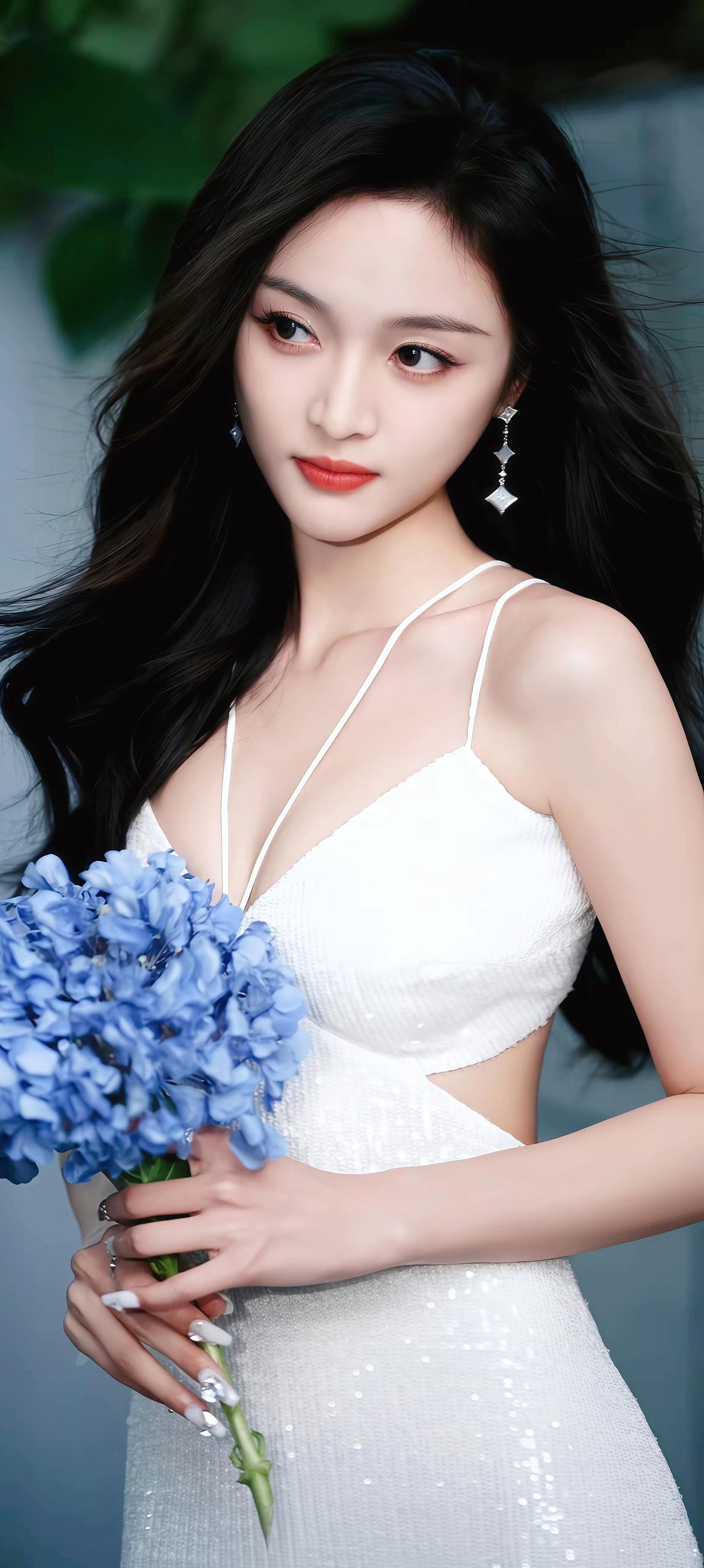 《白裙佳人》原创诗词原创看图片配诗素裙裁雪缀星芒，云鬓风轻落晚光。皓腕斜