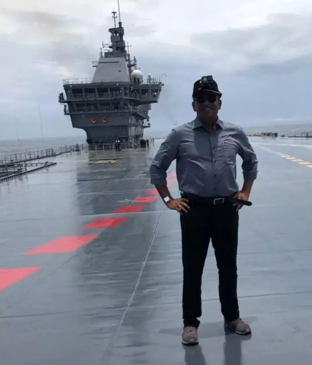 三哥航母甲板搞的溜光水滑的（图片①），别说战机上去了，就连苍蝇上去恐怕都得劈叉！