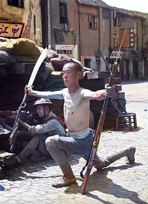 在抗日战争的众多战役中，淞沪会战的惨烈程度尤为突出。1937年“七七事变