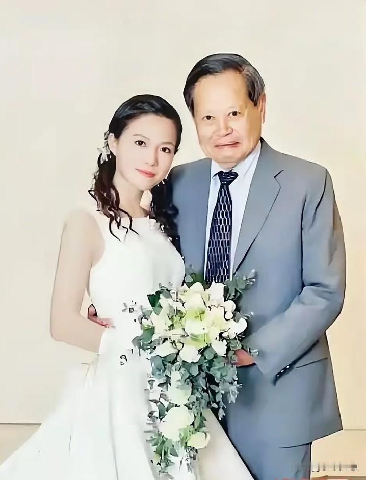 杨振宁去世，最伤心的肯定是他老婆翁帆。当年两人相识不久，杨振宁就夸翁帆，说她