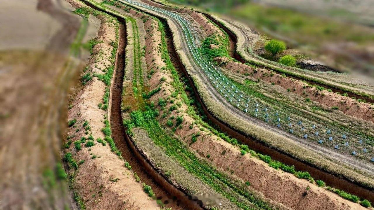 乌军野战防御工事新设计此前，乌克兰军队的阵地由数条长长的步兵战壕组成，这些战壕相