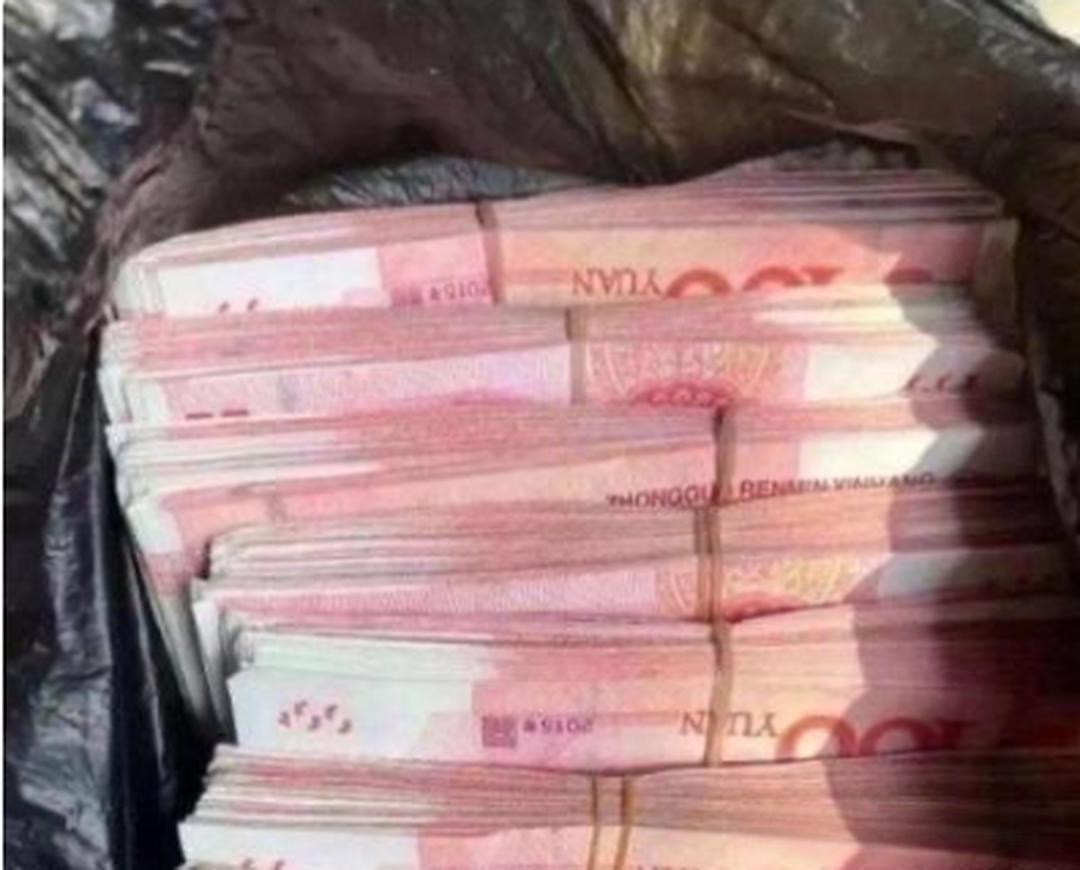 南京奶奶大扫除翻出48万现金，银行柜员质疑引争执，背后藏着老一辈的深情南京