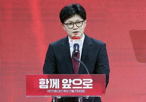 李俊锡又遭“打脸”。他认为100%赢得国民力量8月党首竞选的韩东勋连名都没有报