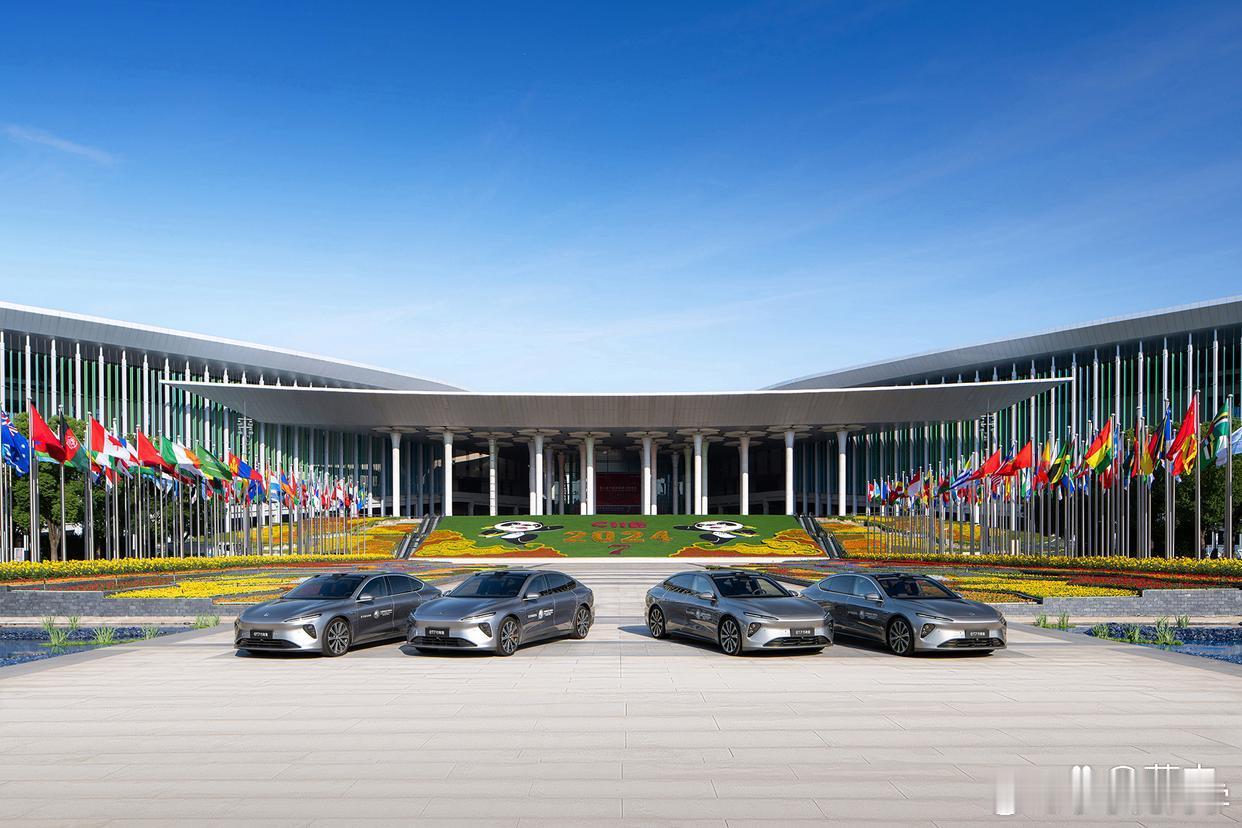 一年前的第七届进博会指定用车是蔚来，今年换成了乐道。都是好车！水哥有话说​​​