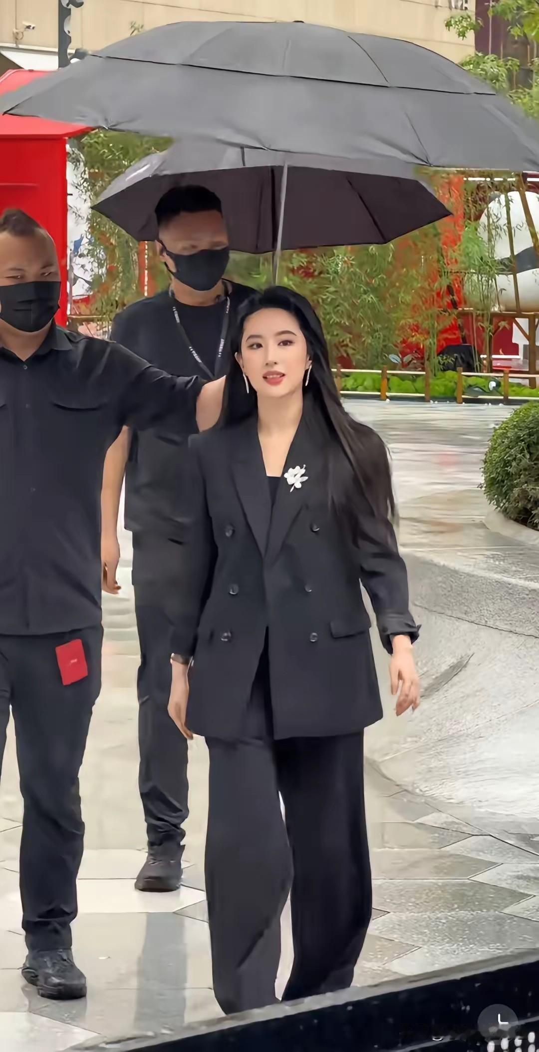 我妹妹在成都见到了刘亦菲回来偷偷跟我说，以后别再说刘亦菲是美女了，你是不知道，