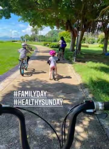 近日，广州南沙街头出现温馨一幕：霍启刚独自带着三个孩子骑行出游，大儿子霍中曦脚踩