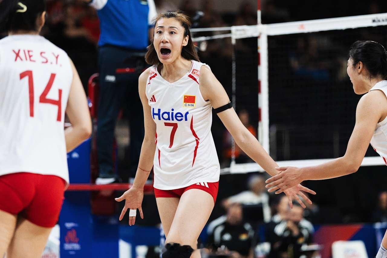 中国女排3比2德国女排决胜局一骑绝尘，15比6取胜！老将出马，一个顶俩，六七十