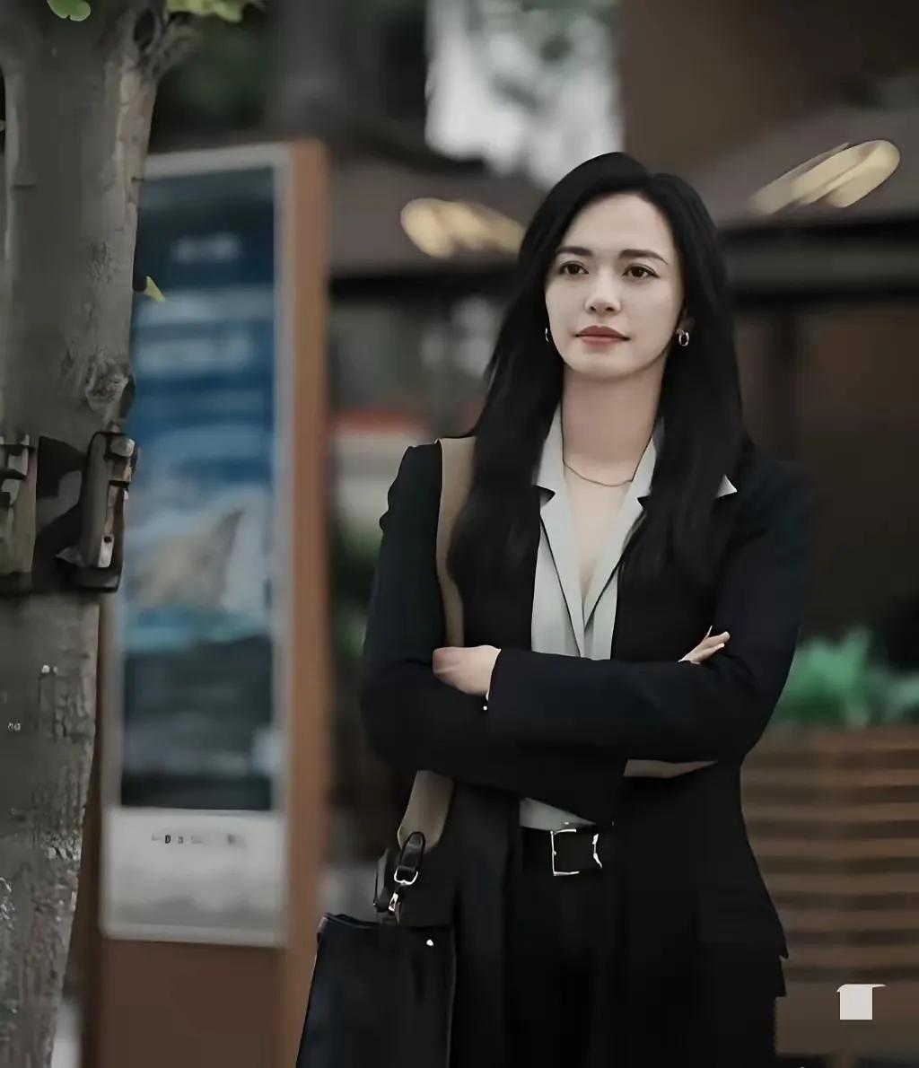 好奇查了一下姚晨老公曹郁，总算看懂了，他俩早就离婚却迟迟不官宣的真正原因。